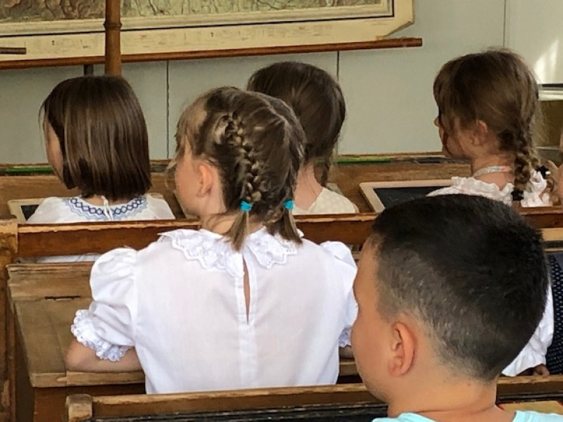 Primarschule - Unterricht in den alten Schulbänken